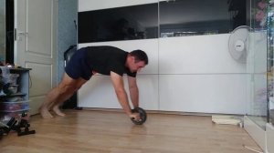 Упражнение на пресс с колесом