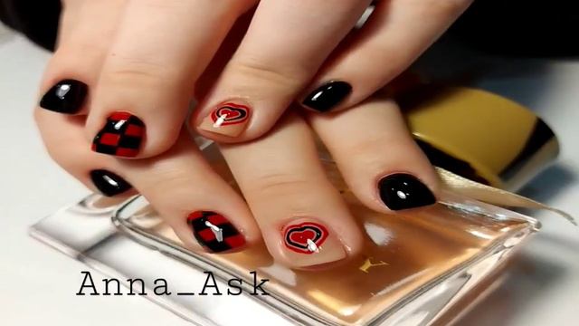 Чёрные ногти с оригинальным дизайном, желание клиентки, это святое 🖤❤️ смотреть онлайн