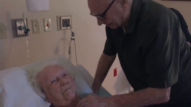 Man sings to 93 year old dying wife смотреть онлайн