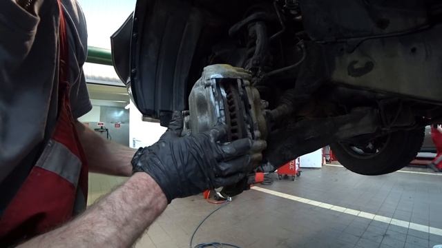 LC200. LC150. LC120. Замена передних тормозных дисков. смотреть онлайн