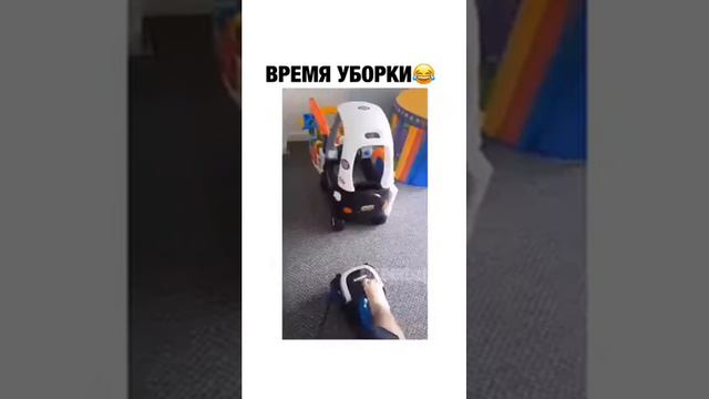 Малыш повторяет за папой, когда тот начинает пылесосить😍 смотреть онлайн