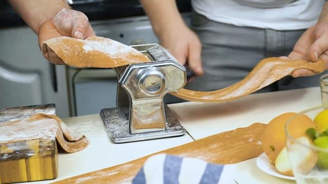 КРАСНЫЕ МАНТЫ (больная фантазия электромонтера-кулинара) смотреть онлайн