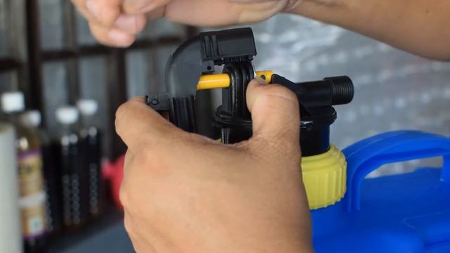 Knapsack Manual Sprayer- Unboxing and Assembly смотреть онлайн