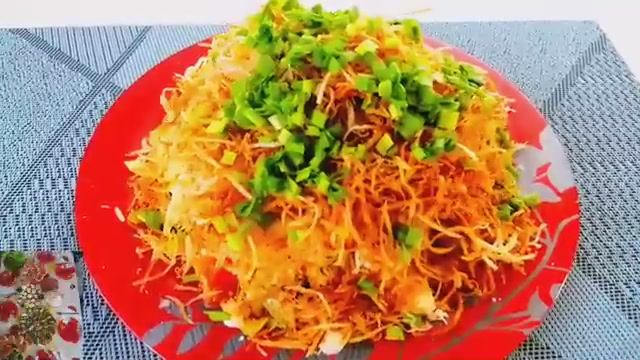 Салат "Муравейник" с курицей и картофельной соломкой смотреть онлайн