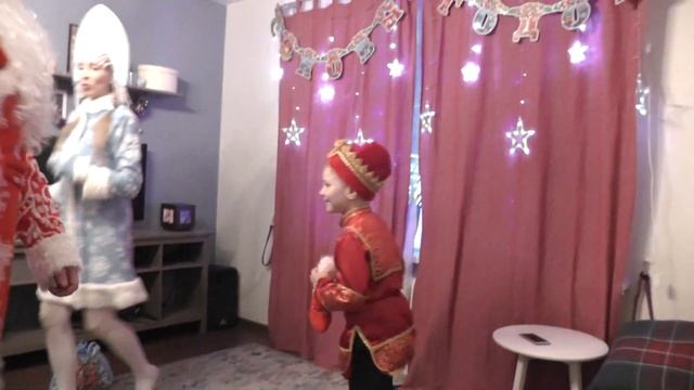 Дед Мороз и Снегурочка пришли к нам домой под Новый год Принесли подарок: муравьиную ферму.