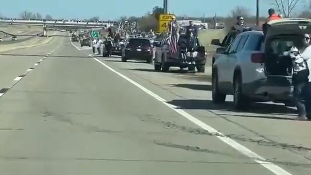 🔥🇺🇸 WOW!! Massive crowds line up to cheer on People’s Convoy!! смотреть онлайн