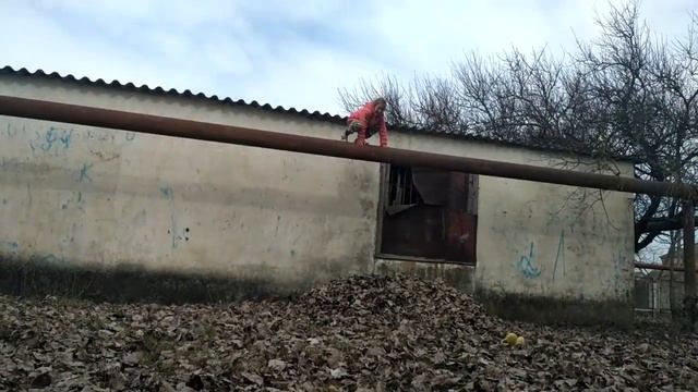 Безбашеная девка кувырком прыгнула с крыши