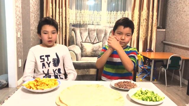 Азиз и Амир готовят Супер Донер (ШАУРМА) смотреть онлайн