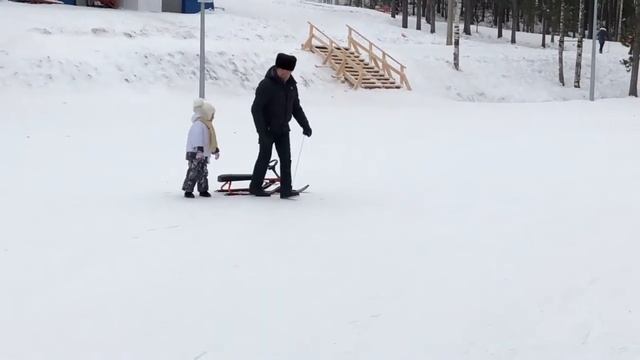 Катаемся с детьми на снегокатах с горок. смотреть онлайн