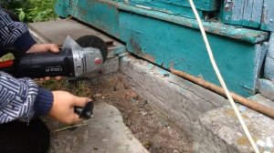 Как снять диск с болгарки без ключа