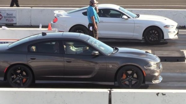 Все новые модели Dodge на дрэг-стрипе .Demon,Hellcat,Scat Pack,Jeep,Durango,Challenger AT,RT.mp4