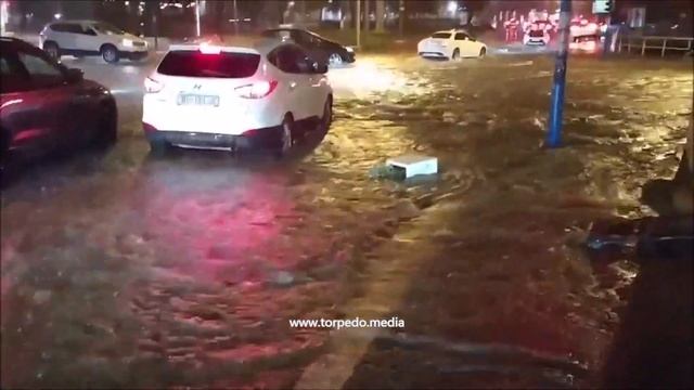 Obilna kiša pretvorila automobile u amfibije смотреть онлайн