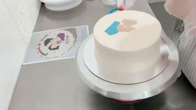 How to Handpaint a Cake| Minimalist Cake decorating by Mrs G| Mrs G’s Kitchen смотреть онлайн