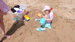 VLOG Алиса боится пляжа и моря и плачет