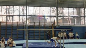 Спортивная гимнастика .Гимнасты 8-10 лет. Тренировка на брусьях и коне.