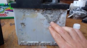 Как и чем заклеить трещину на кислотном аккамуляторе.