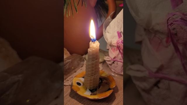 То,каким может быть уютный вечер?Горение свечи+ треск камина смотреть онлайн