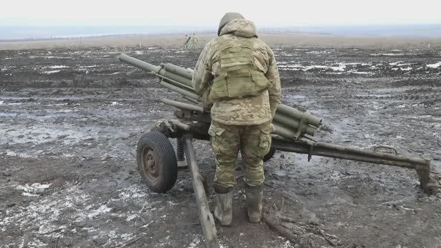 Подготовка расчетов 82-мм минометов «Василёк» ВВО в тыловом районе зоны СВО смотреть онлайн