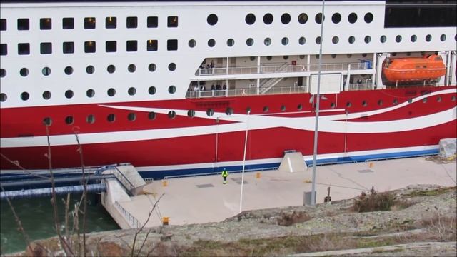 Viking Grace Scrapes Fender In Storm 29 11 2018 Mariehamn Åland смотреть онлайн
