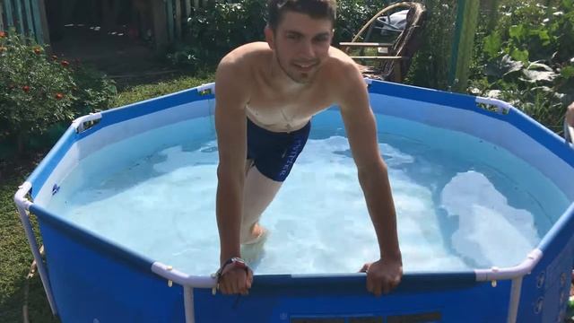 БЕЗ ВОЗДУХА! СКОЛЬКО ПРОДЕРЖИМСЯ ПОД ВОДОЙ?| Прыгаем в бассейн(Одетые) смотреть онлайн