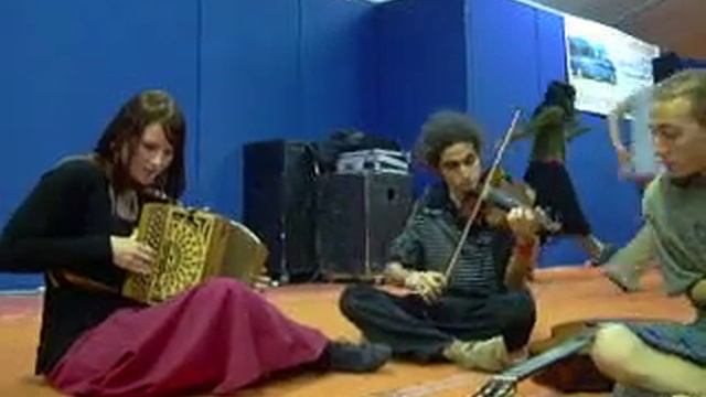 Capodanze 2008 - Bourree - Improvvisazione Marie dei Piclune + Lucio Serafini смотреть онлайн