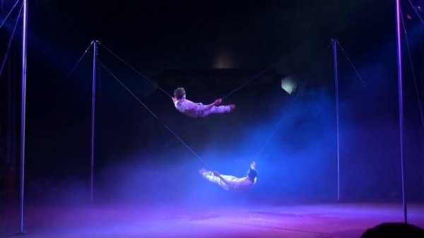 Circus. Rope-walkers blindfolded. Цирк. Канатоходцы с завязанными глазами.