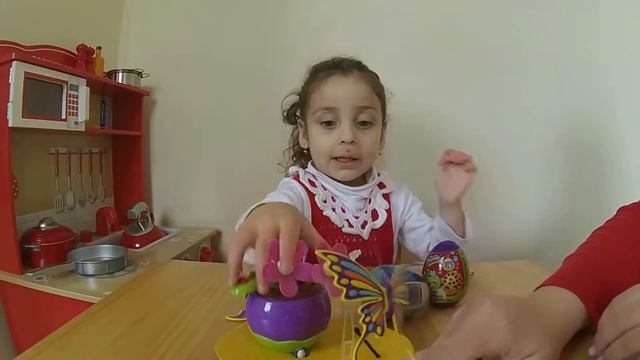 Николь и бабочка Nicole and Little Alive Butterfly смотреть онлайн