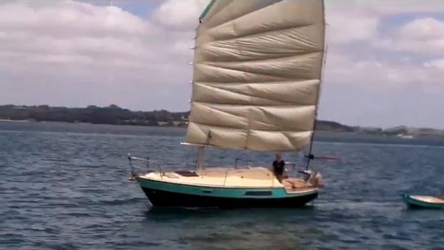 Junk-rigged Raven 26,.Fantail, sailed by Annie Hill смотреть онлайн