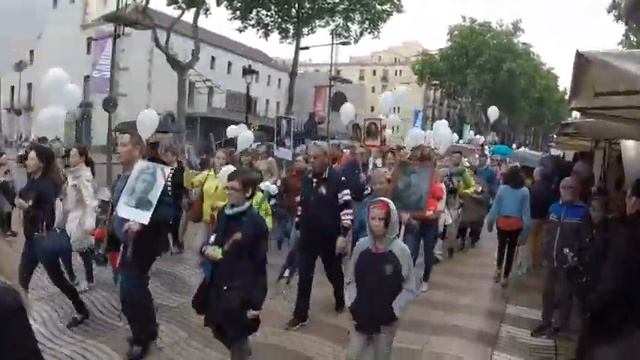 Русские в Барселоне празднуют День Победы смотреть онлайн