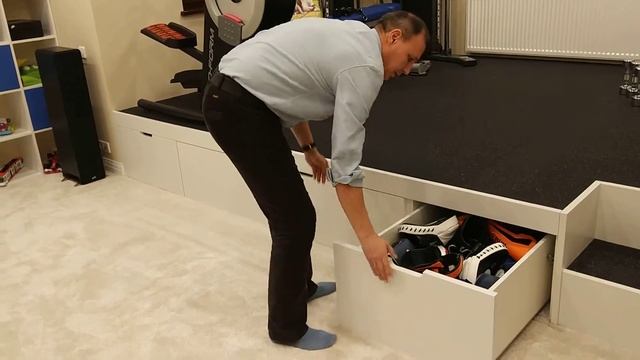 Подиум со спортивной зоной наверху и гостевой кроватью внизу. смотреть онлайн