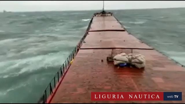 Onda anomala spezza la nave in due. Le immagini dalla plancia смотреть онлайн