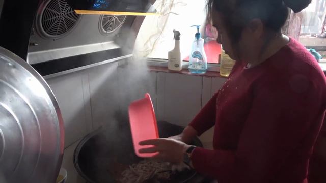 農村夫婦荒地完工！兒媳在家忙乎，藕片炒肉過癮【泥土大黑】 смотреть онлайн