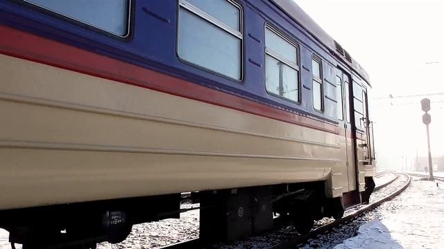 Отправление 2ТЭ116-1140 с пригородным поездом и подача ЭР2-587 на посадку смотреть онлайн