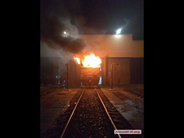 ЖЕСТЬ! Дизель 2ТЭ10 уходит в разнос,выброс пламени из выхлопных коллекторов! смотреть онлайн