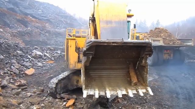 Demag H185S Loading Caterpillar 785B's смотреть онлайн