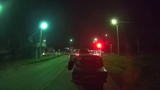 Железнодорожный переезд со шлагбаумом под Зырянкой в ночное время смотреть онлайн