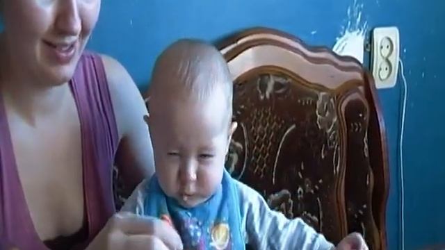 Уржаться , смотрела 15 раз. Малыш кушает борщ!!!Ха-ха-ха