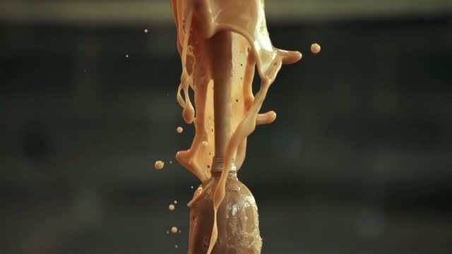 Une explosion de soda en slow motion смотреть онлайн