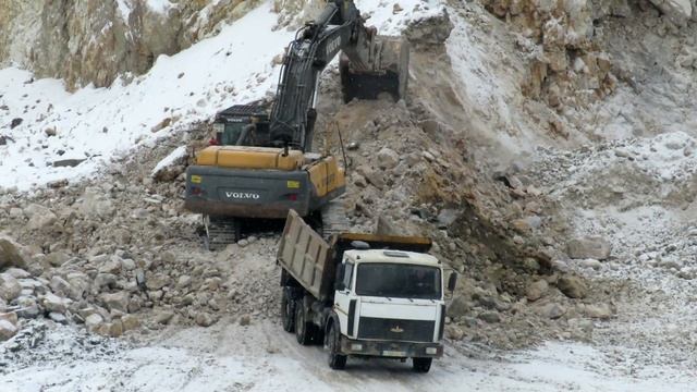 Самосвал МАЗ-5516 на погрузке Экскаватор Volvo 460 смотреть онлайн
