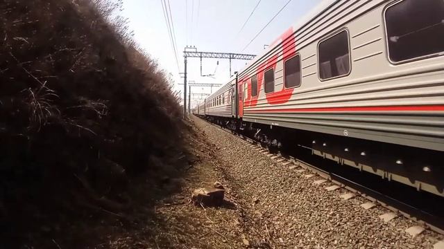 Перед почтой ушёл. ЭП1-166 с пассажирским поездом №101Э Владивосток-Хабаровск смотреть онлайн