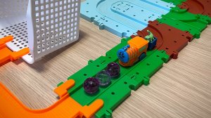 МУЛЬТИКИ ПРО ПАРОВОЗИКИ  Паровозик с динозавром едет по железной дороге