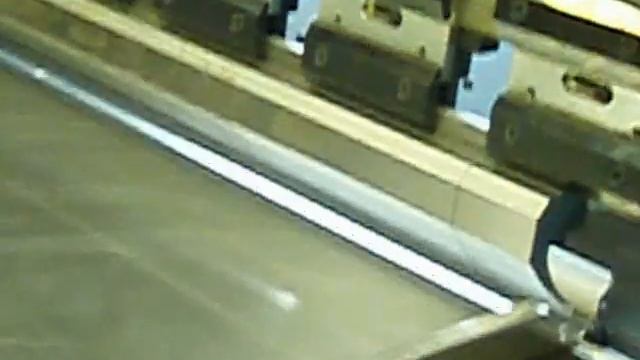 Гибка алюминиевой панели на металлогибочном станке. смотреть онлайн
