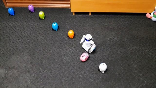 Синий дроид спасает всех дроидов от MiP2-89841! смотреть онлайн