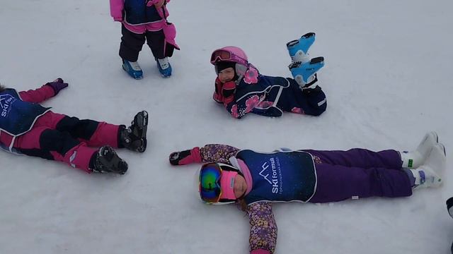Детские групповые занятия по горным лыжам в Архызе смотреть онлайн