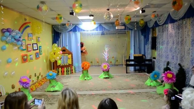 ПРАЗДНИК ОСЕНИ . ТАНЕЦ ЦВЕТОВ И ПЧЕЛОК . AUTUMN HOLIDAY. DANCE OF FLOWERS AND BEES. смотреть онлайн