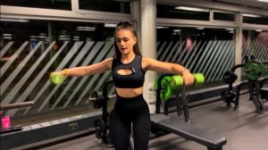 Махи гантель в стороны на среднюю дельту - техника выполнения упражнения