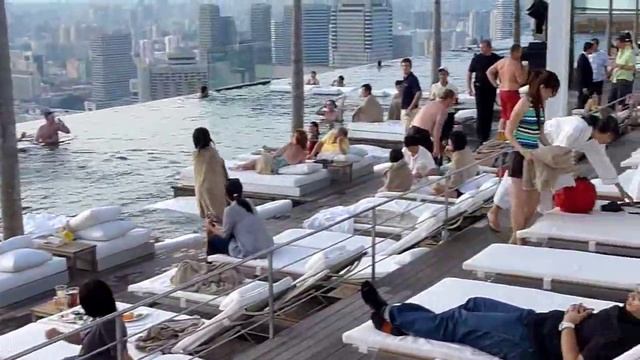 Шикарный бассейн Marina Bay Sands в Сингапуре смотреть онлайн
