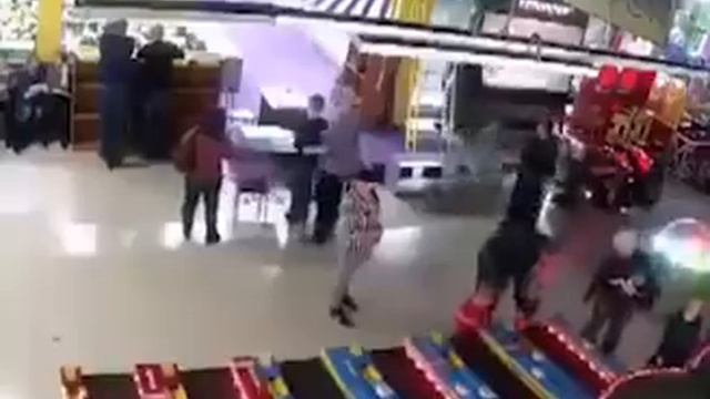 Появились кадры с камеры видеонаблюдения в момент начала пожара в Кемерово смотреть онлайн