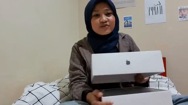 MY FIRST EVER APPLE PRODUCT! | Unboxing Macbook Air M1 Space Grey Resmi Indonesia смотреть онлайн