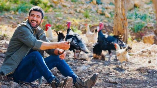 Engin Akyürek nominato l'uomo più elegante del mondo смотреть онлайн